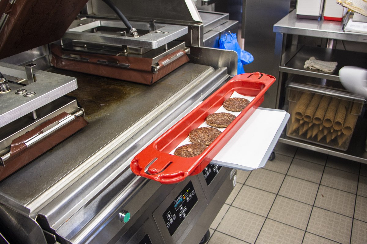 Мясо готовится на гриле в среднем от 45 секунд до 110 секунд, в зависимости от бургера