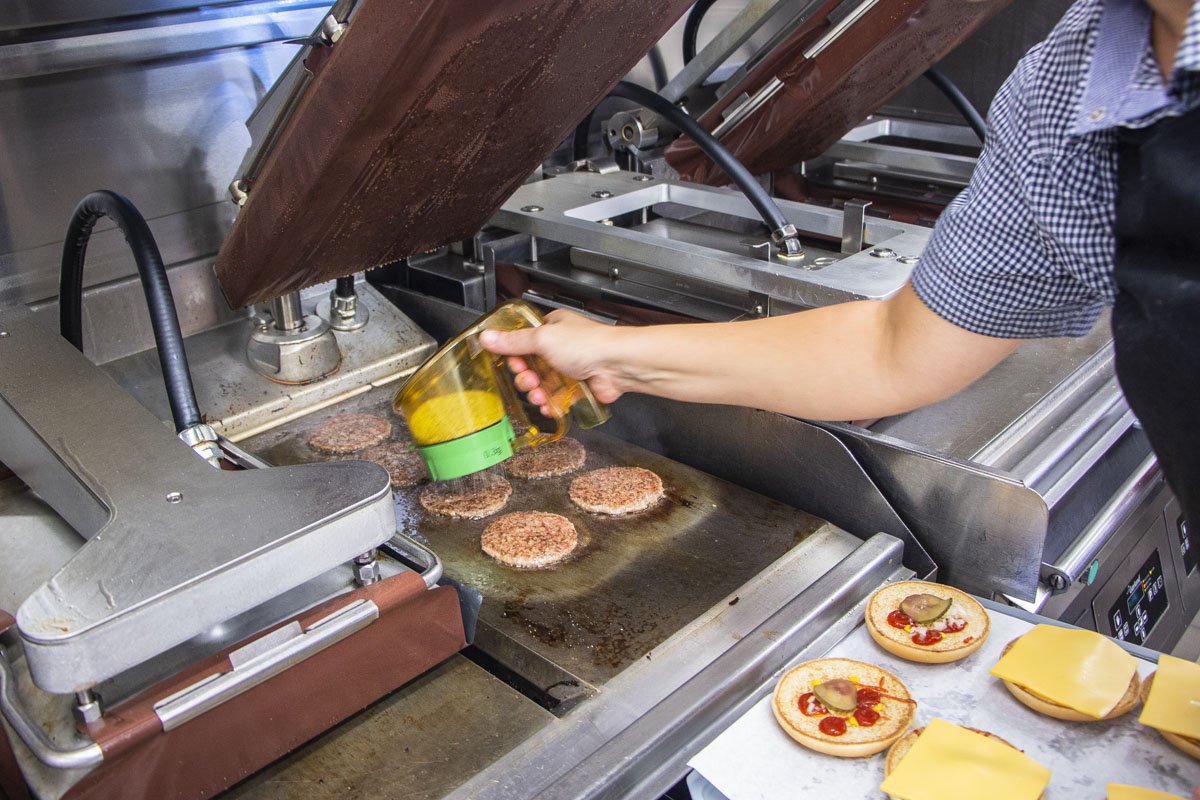 Котлеты солят и перчат специальным прибором, который выдает фиксированную порцию специй 