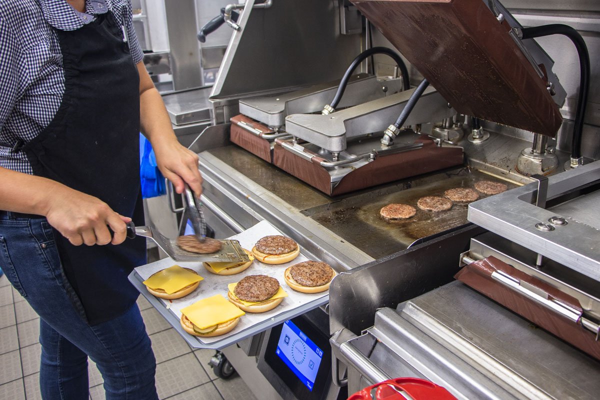 У каждого шкафа, печи и полки есть свой компьютеризированный таймер, который сообщает о готовности