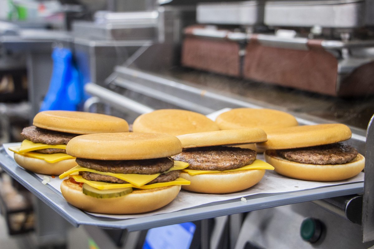 Бургеры с курицей и рыбой, Маэстро, мороженое - готовятся под заказ. Остальные готовятся заранее и хранятся на специальной полке с подогревом - бине