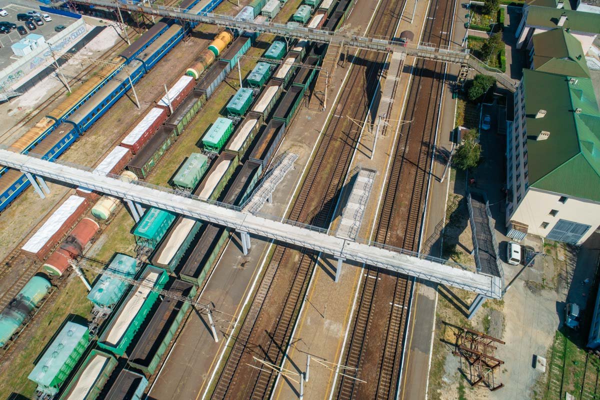 Он соединяет два района - Голосеевский и Печерский Он соединяет два района - Голосеевский и Печерский