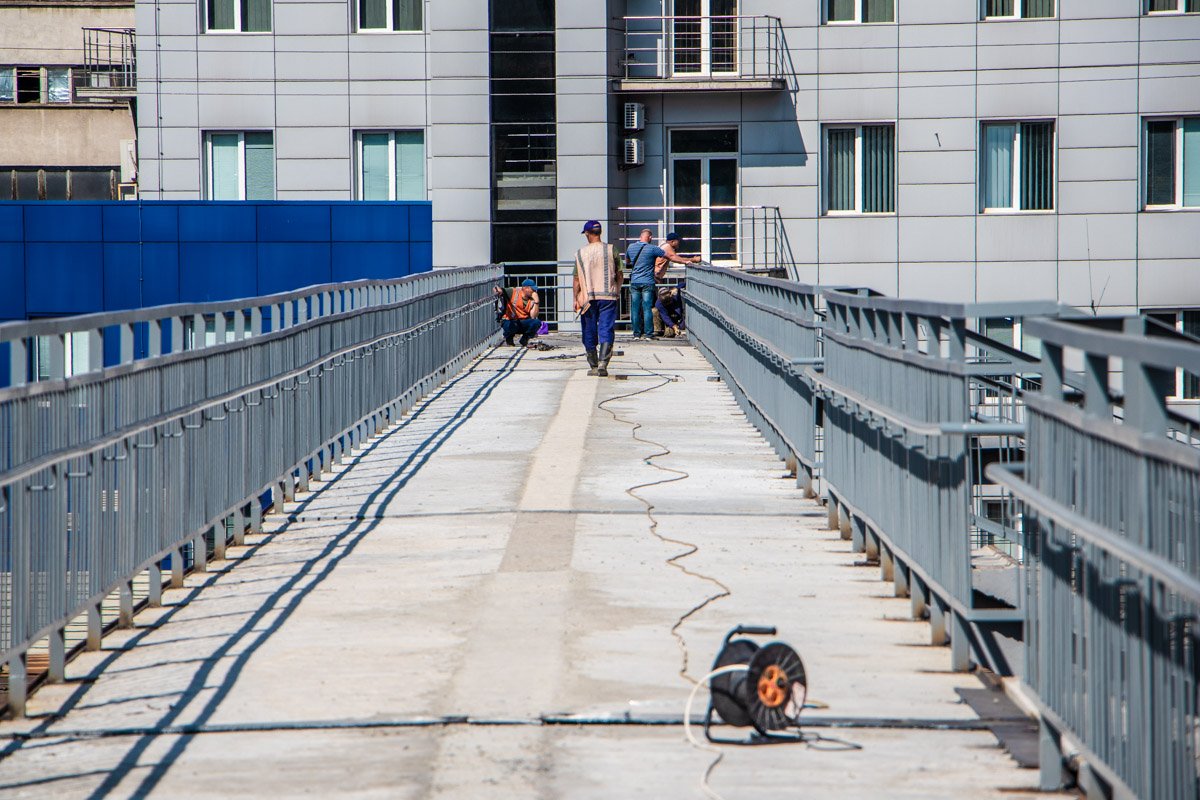 Коммунальщики красят перила и устанавливают освещение Коммунальщики красят перила и устанавливают освещение