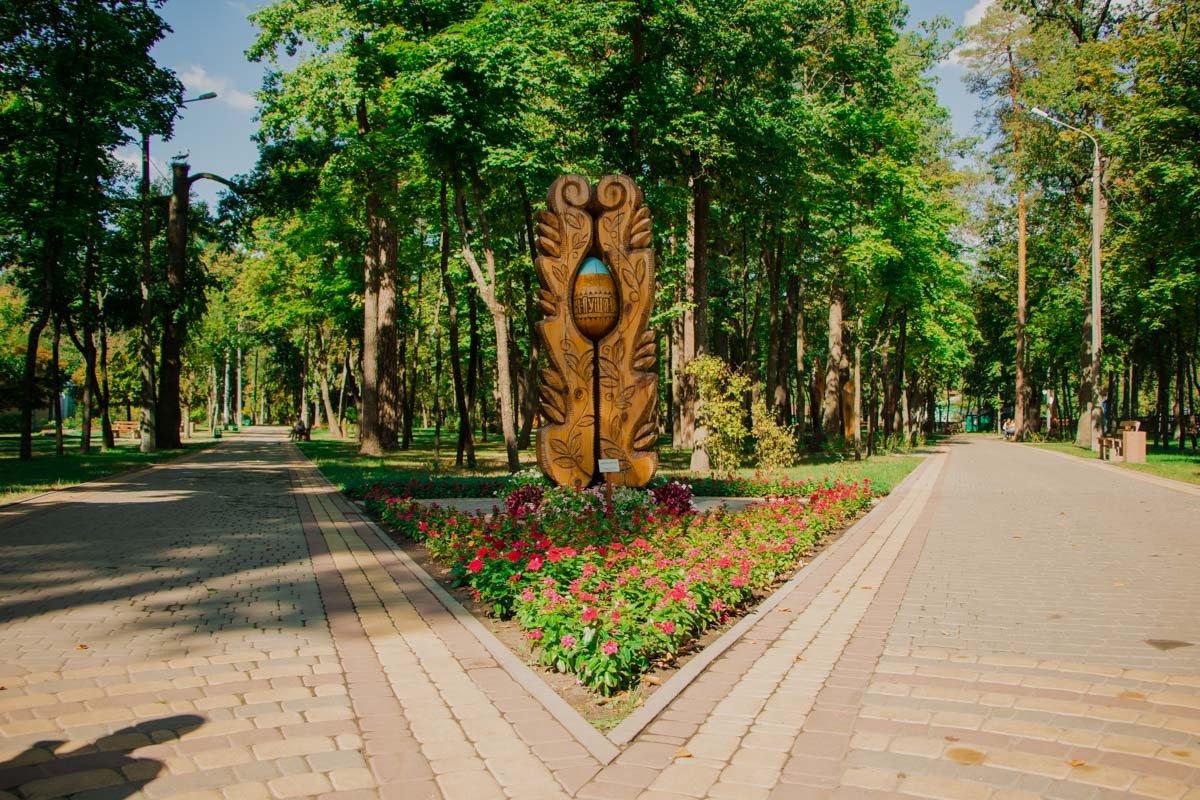 Теперь площадь более чем в пять гектар выглядит крайне нарядно - и дело не только в зеленых газонах Теперь площадь более чем в пять гектар выглядит крайне нарядно - и дело не только в зеленых газонах