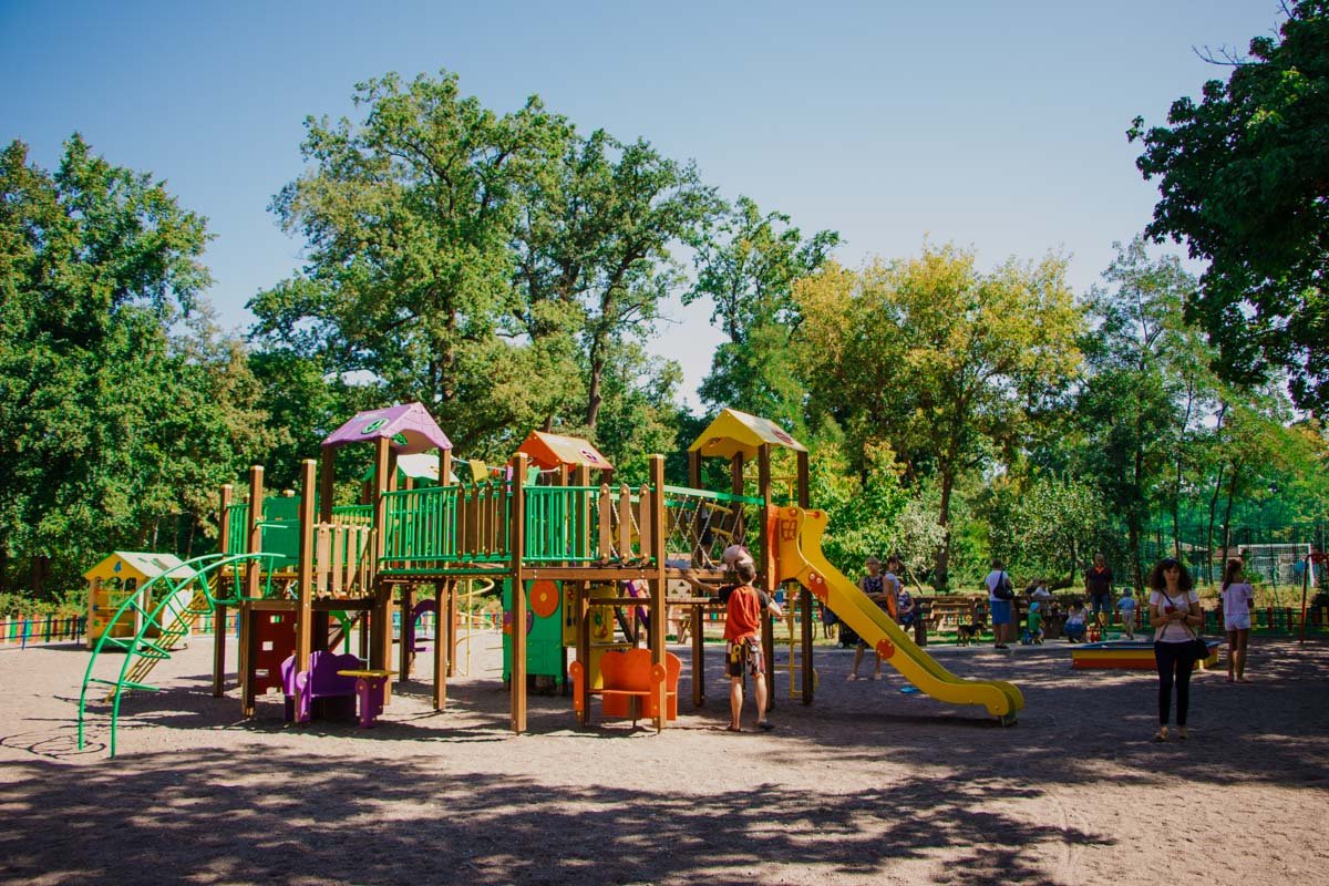 Детская площадка привлекает массу народа даже в будний день Детская площадка привлекает массу народа даже в будний день