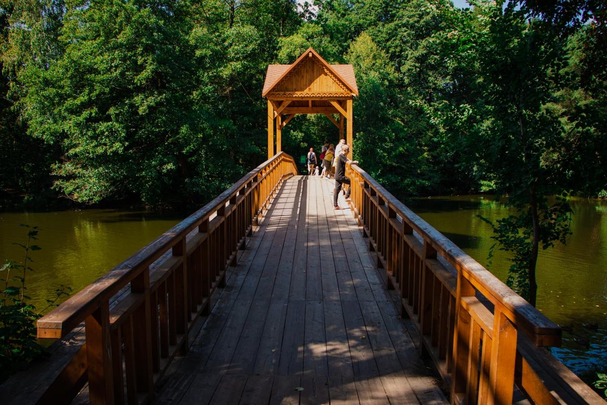 Красочным местом парка стал и мост через ставок Красочным местом парка стал и мост через ставок