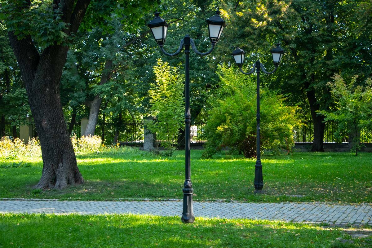 По ночам же всю территорию освещают фонари По ночам же всю территорию освещают фонари