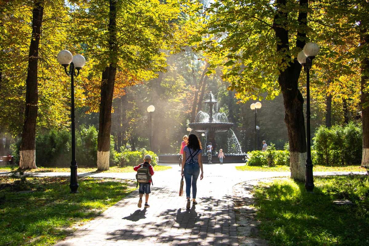 А пока люди продолжают гулять по тропинкам парка в окружении антикварных фонарей А пока люди продолжают гулять по тропинкам парка в окружении антикварных фонарей