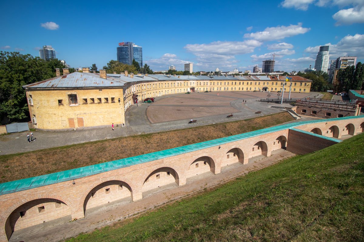Киевская крепость - уникальное сооружение, расположенное в самом центре столицы, и при этом очень аутентичное