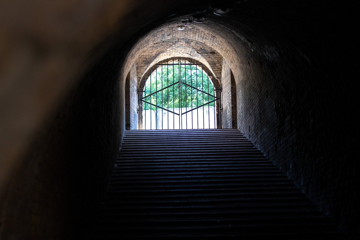 Киевская крепость полна как залитых солнцем пространств, так и таких вот лестниц, погруженных в полумрак