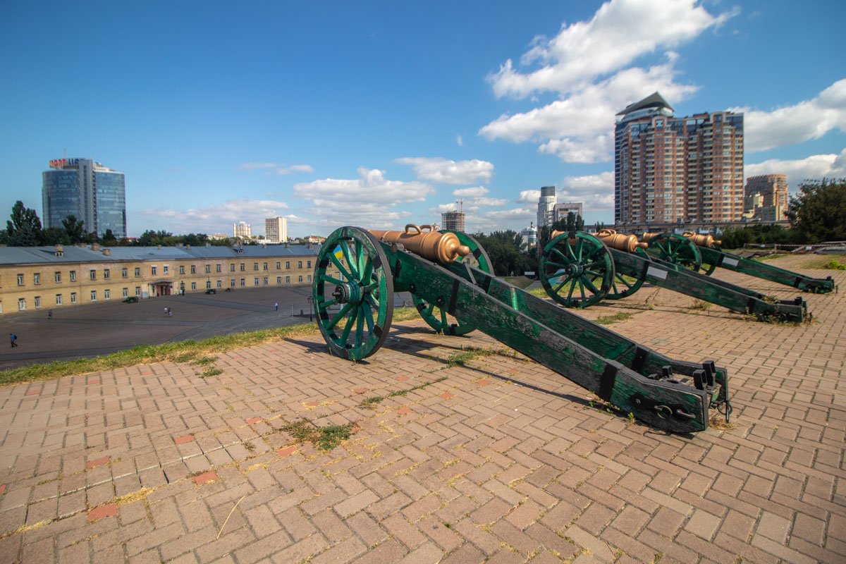 А довершают всю картину вот эти пушки, навеки застывшие на одном месте