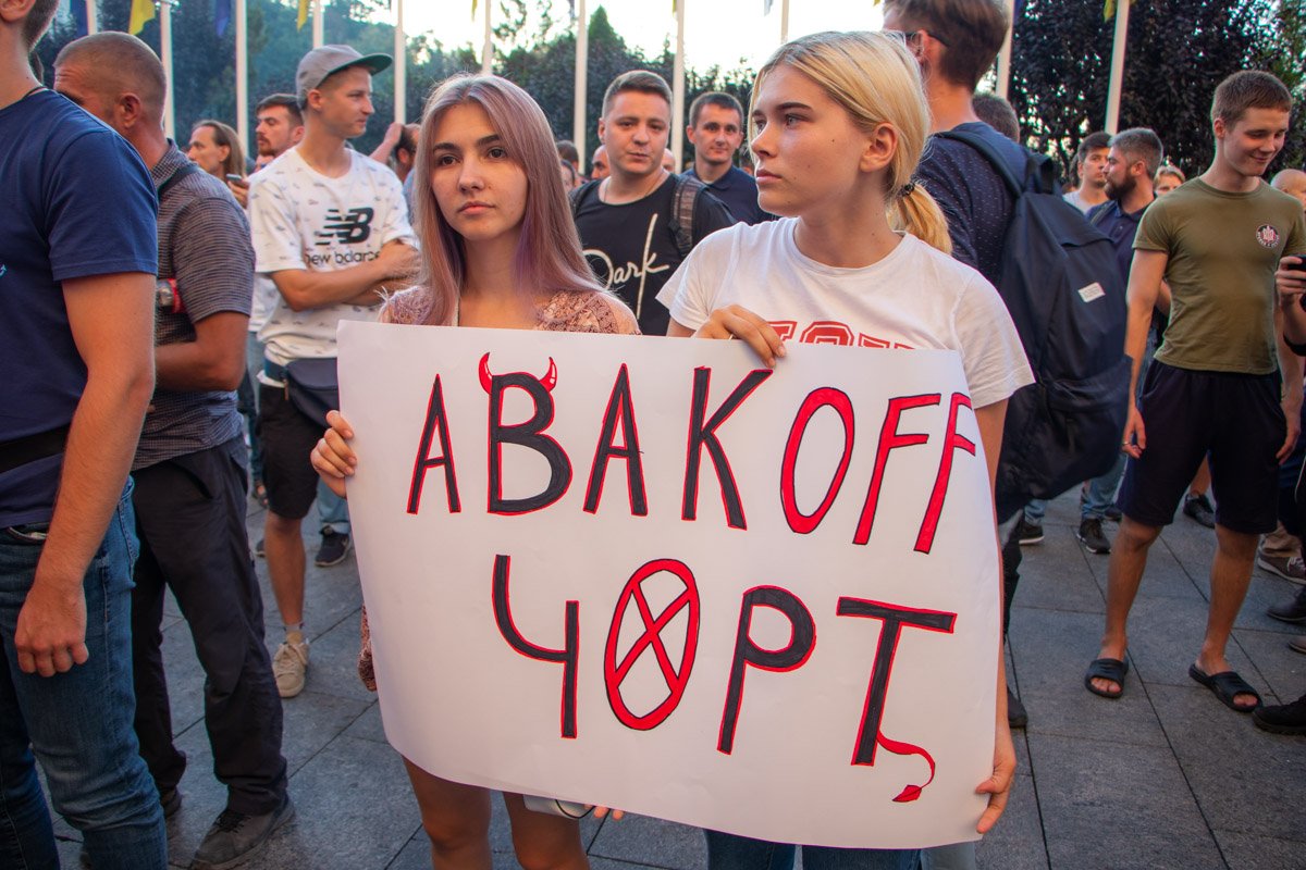 В руках участники и участницы держали самодельные плакаты