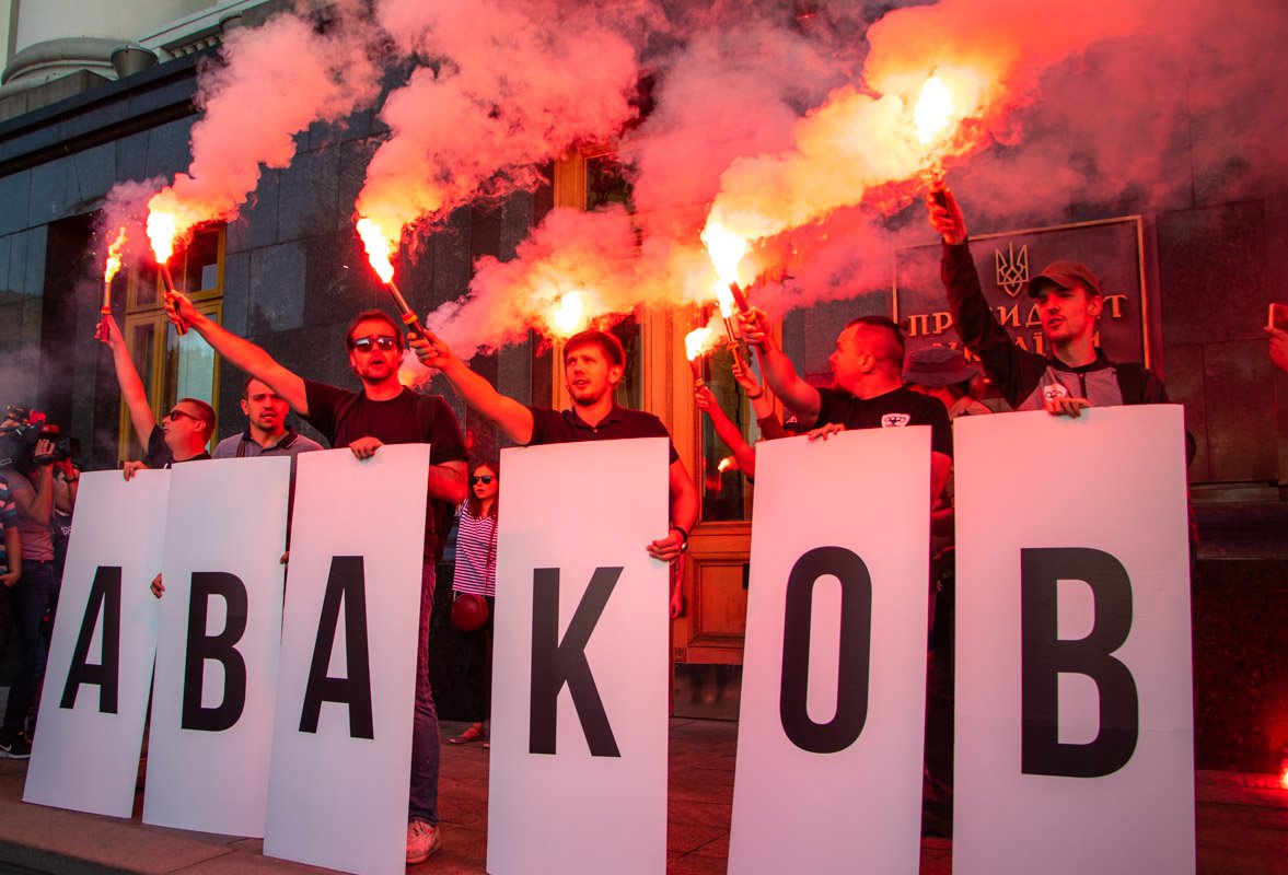 А вот на ступенях Офиса президента плакаты были гораздо качественнее