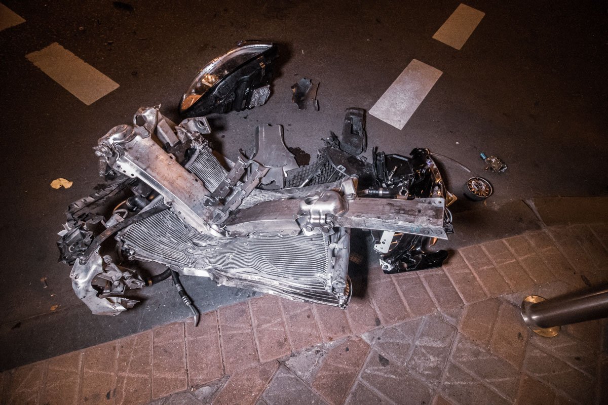 Возле парка Шевченко произошла авария между внедорожником Mercedes GL 550 и легковым автомобилем С 300 этой же компании