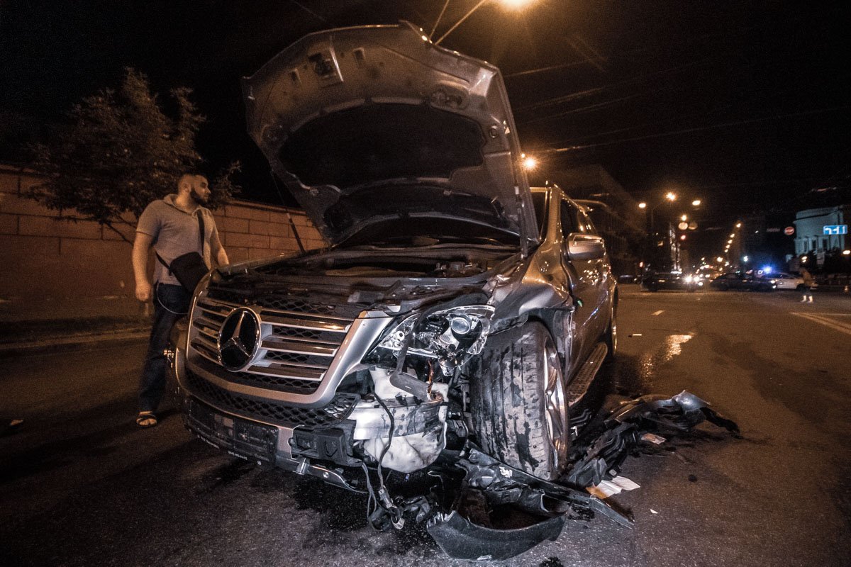 После аварии внедорожник проехал еще какое-то расстояние и остановился