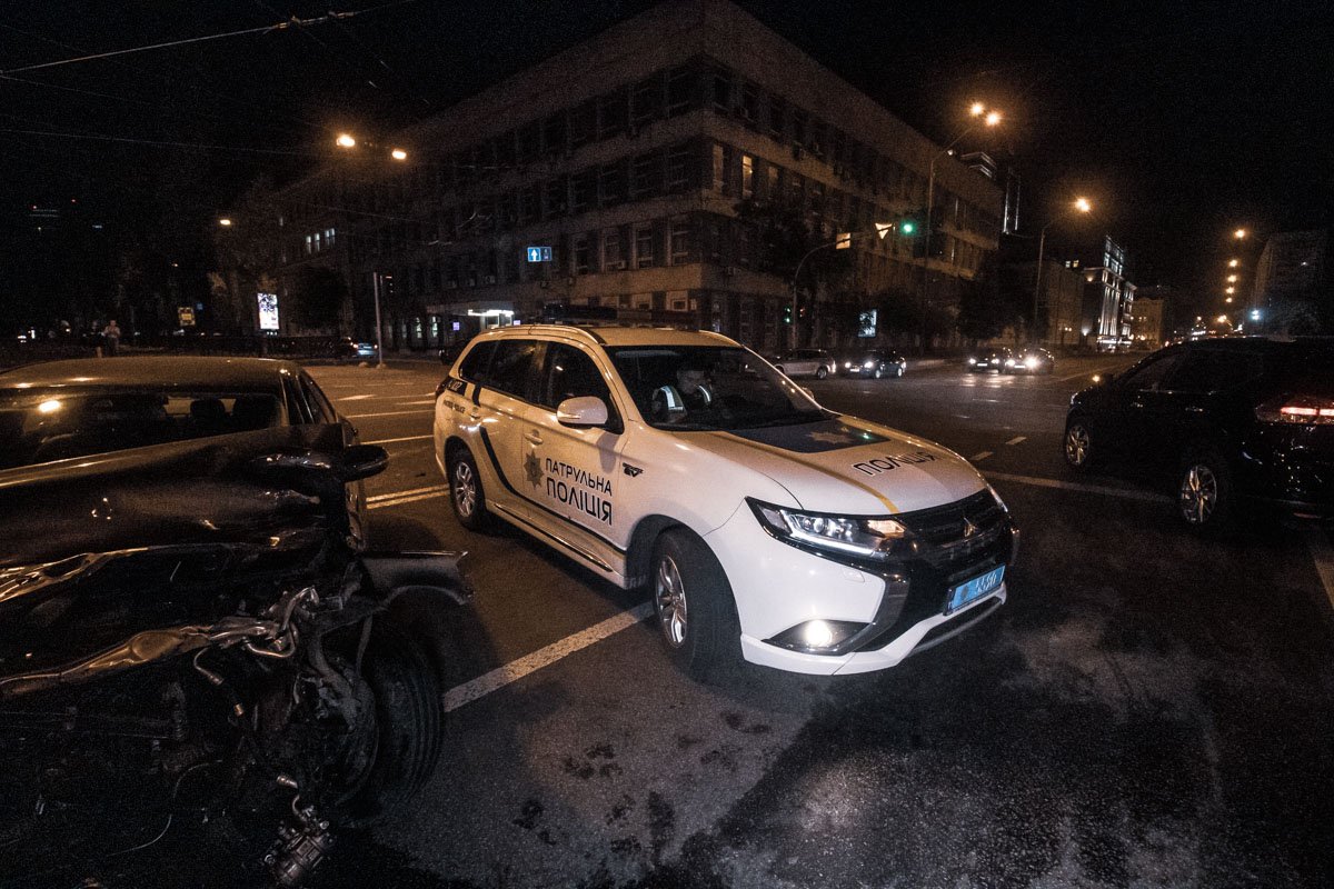 От удара легковушку закрутило и развернуло посреди проезжей части