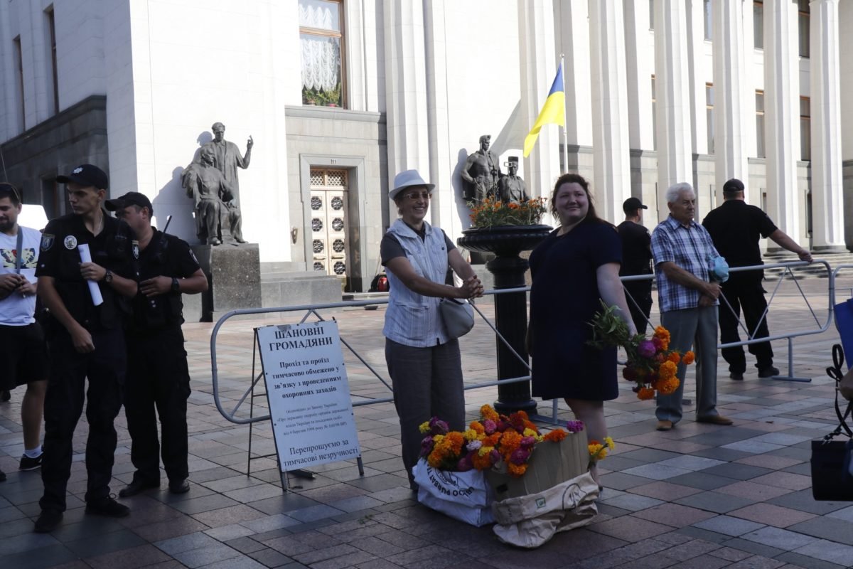 Женщины будут дарить новым депутатам цветы, чтобы у тех было хорошее настроение