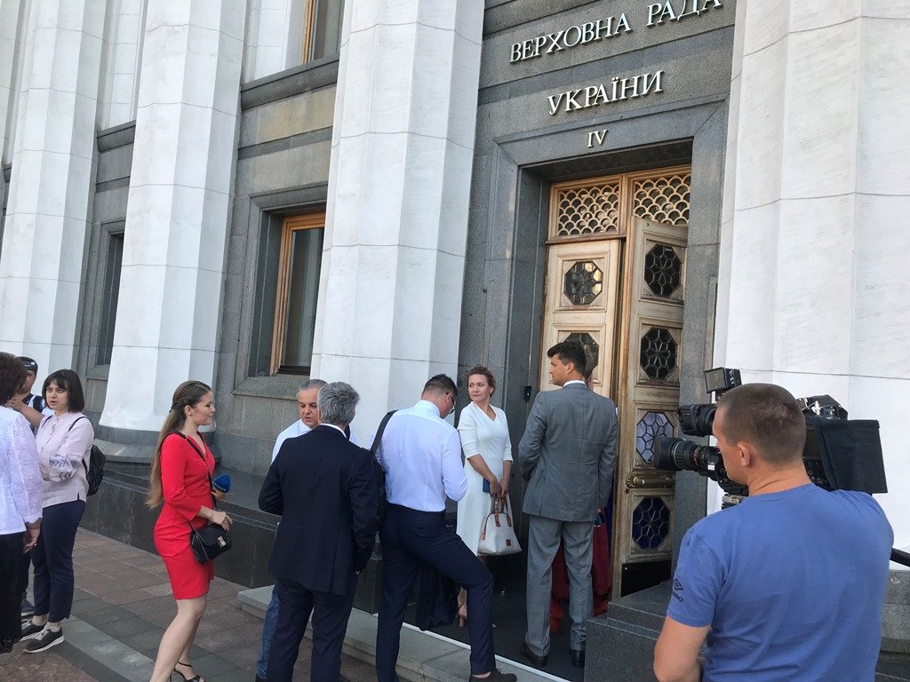 Заседание запланировано на 10:00, но уже к 9:00 депутаты начали съезжаться 