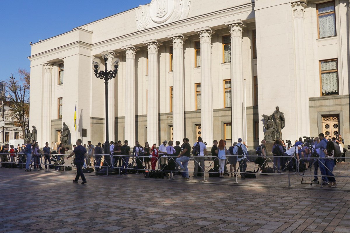 Журналистов с каждой минутой прибавляется