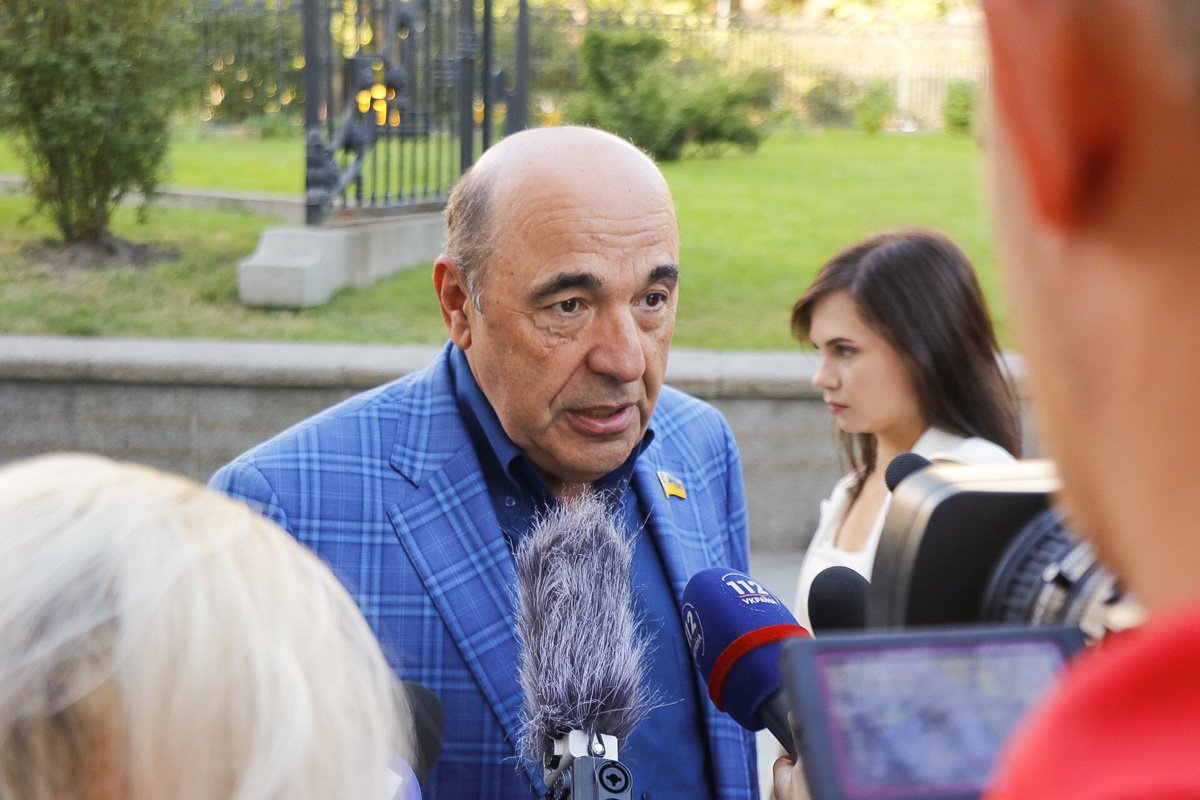 Рабинович дал комментарий журналистам и сказал, что сегодня праздник, сегодня начинает работать новая РадаРабинович дал комментарий журналистам и сказал, что сегодня праздник, сегодня начинает работать новая Рада