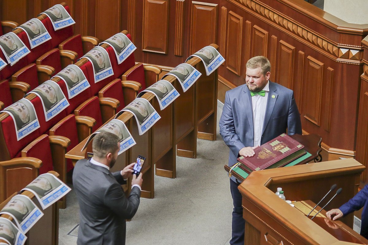 На обложке газет изображены матери погибших на Донбассе солдат 