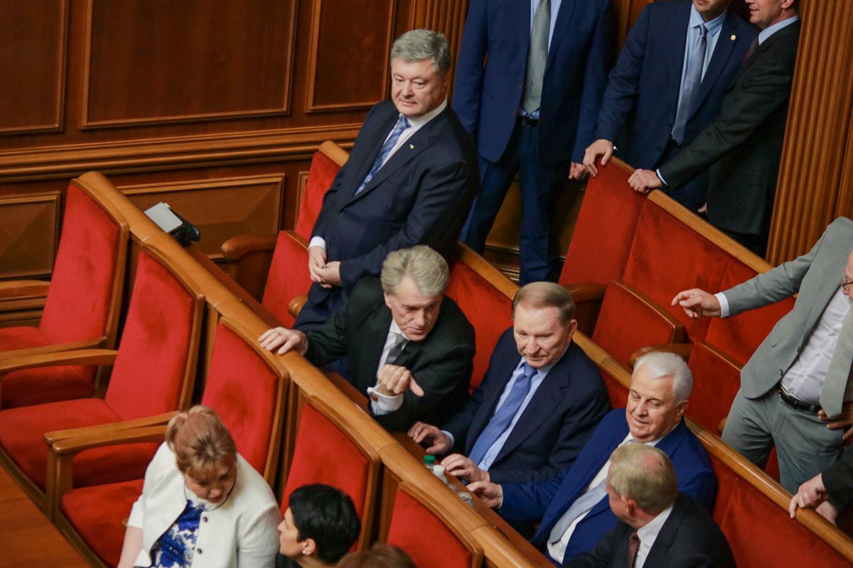 Кравчук, Кучма, Ющенко и Порошенко сидят вместе в ложе