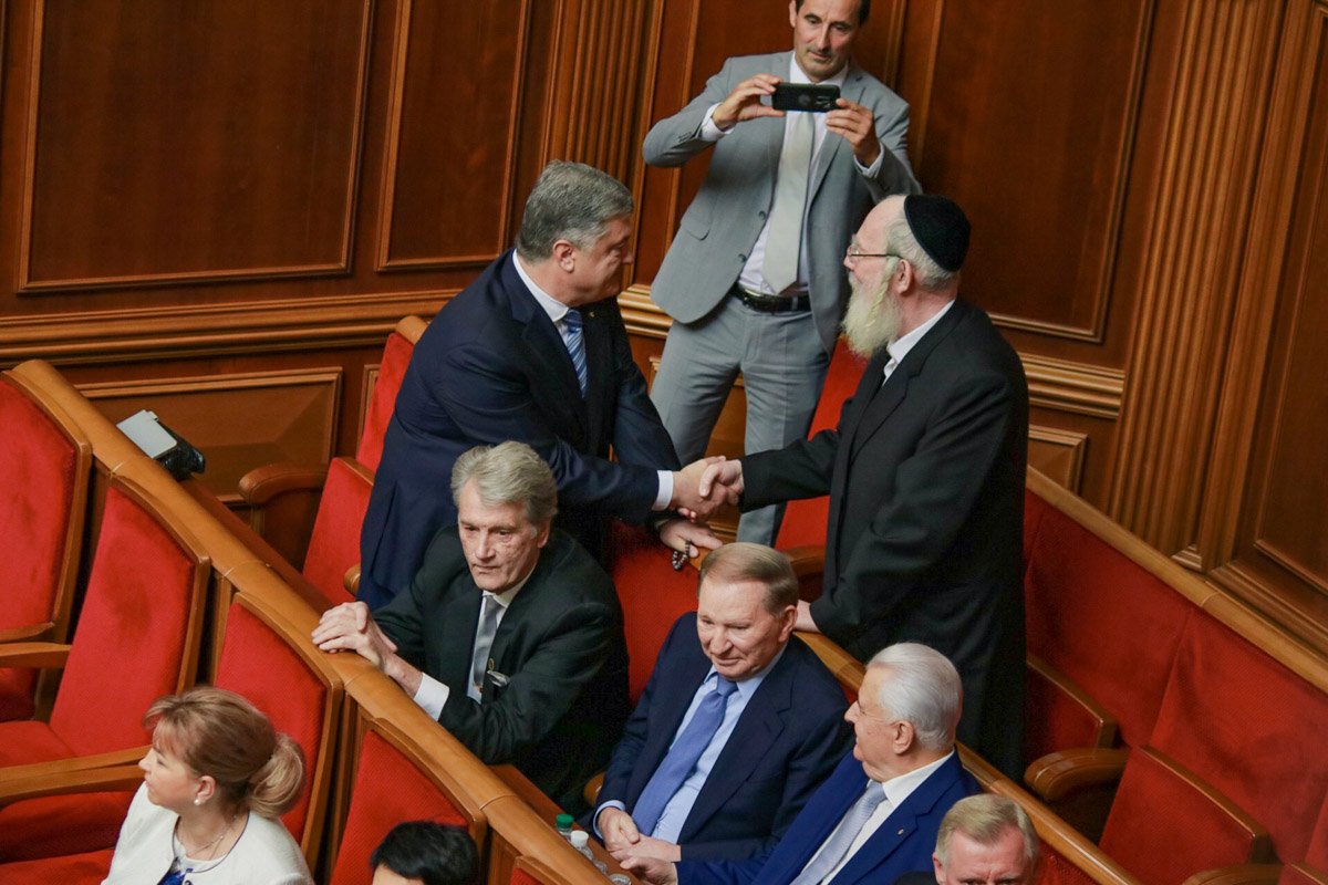 Порошенко с раввином делают фото на память 