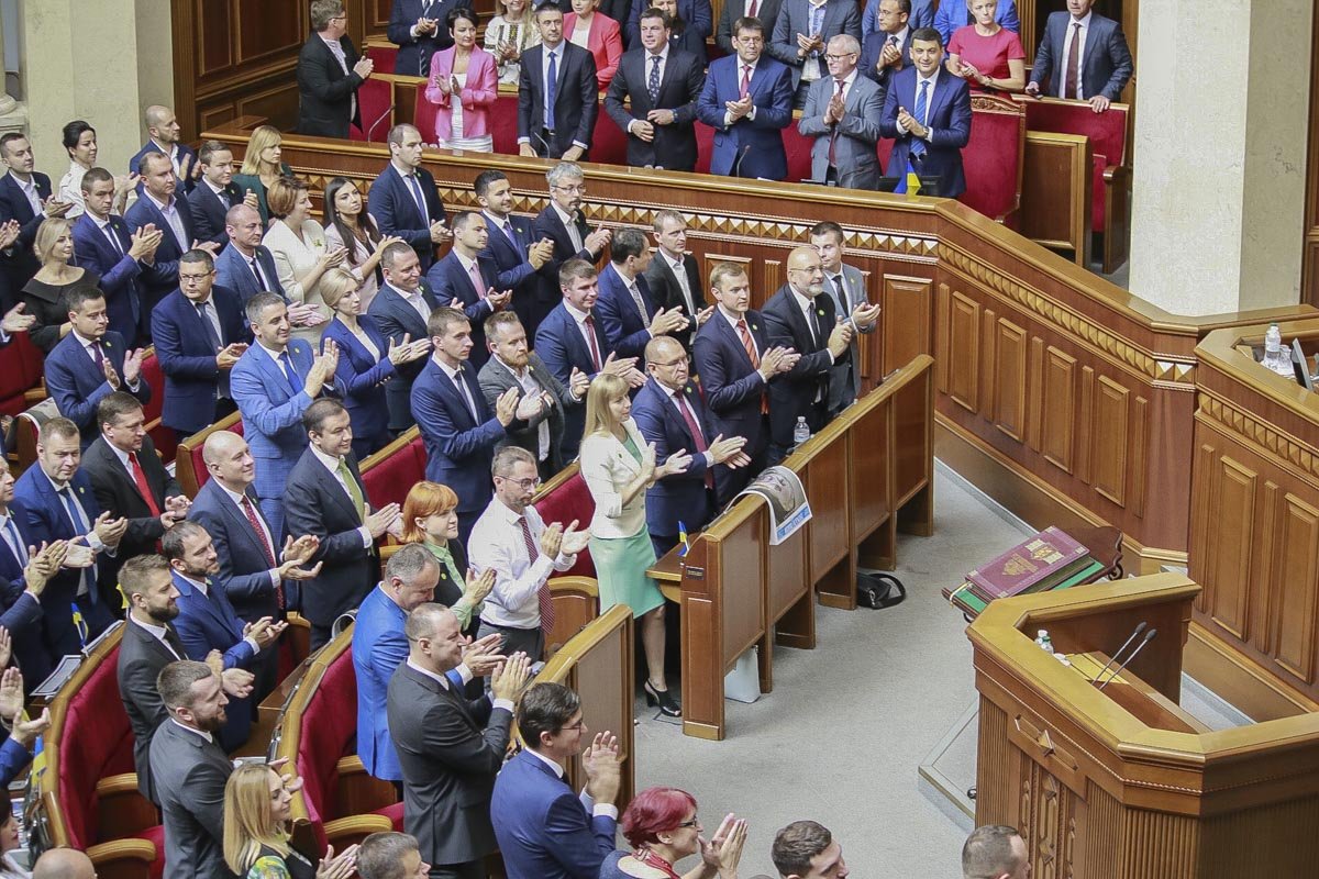 Депутаты приветствуют Президента Украины Владимира Зеленского