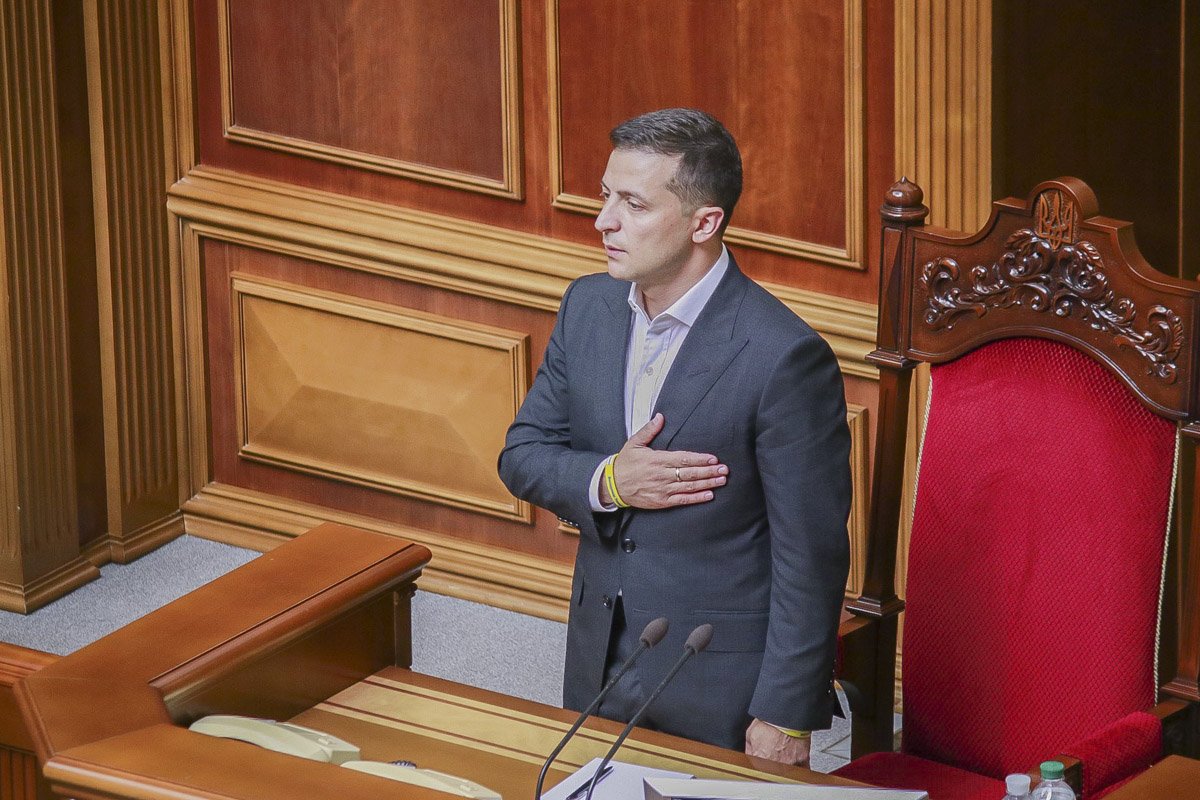 Владимир Зеленский во время Гимна Украины