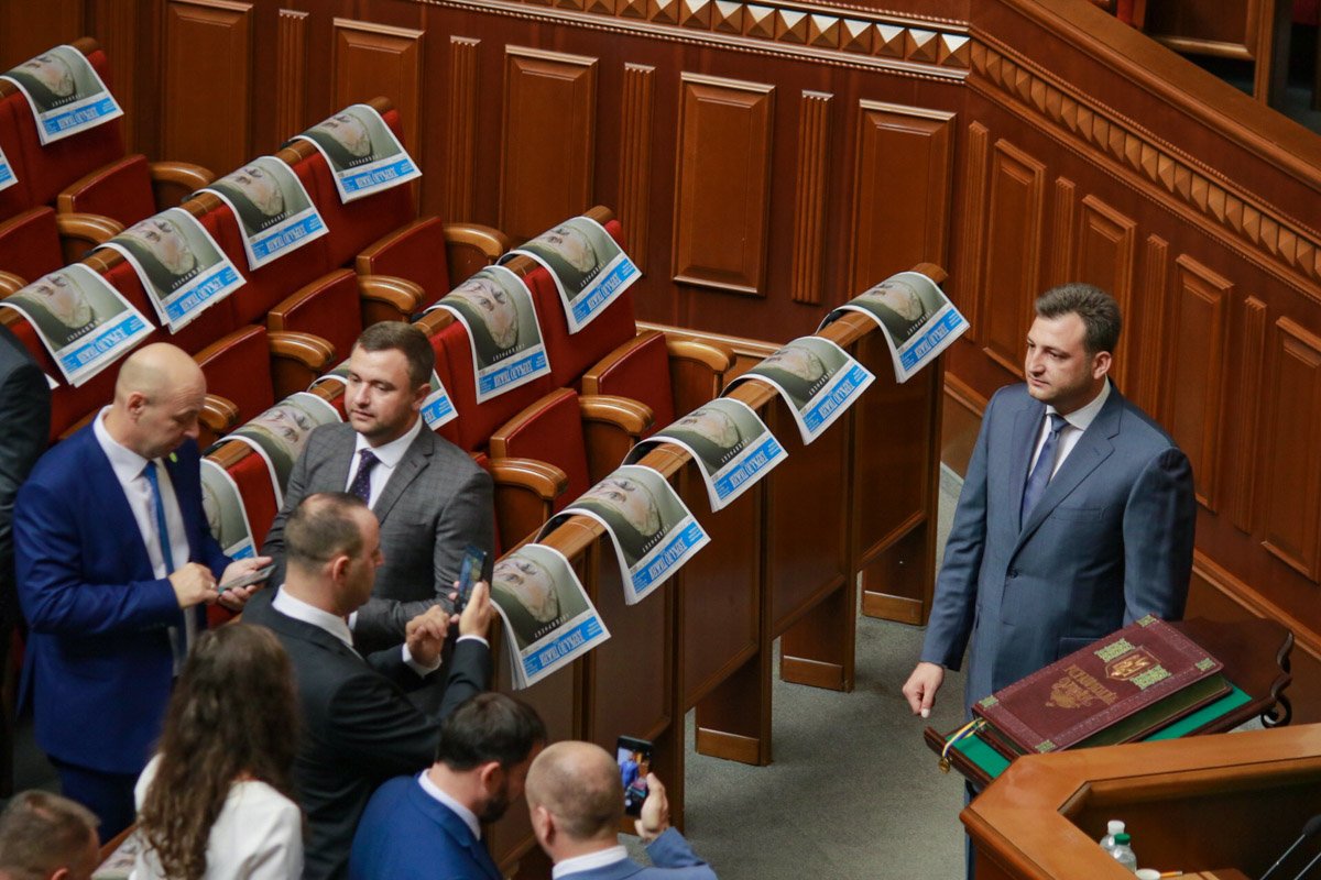 На каждом рабочем месте депутата лежит газета