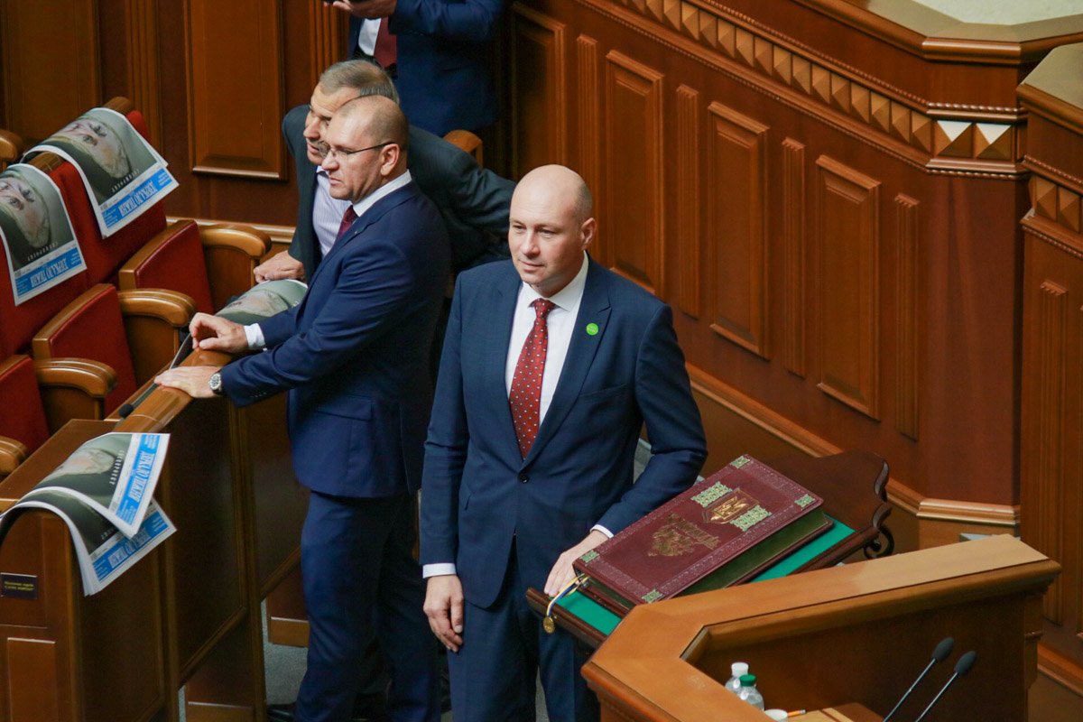 Но главное - успеть сделать фото с конституцией