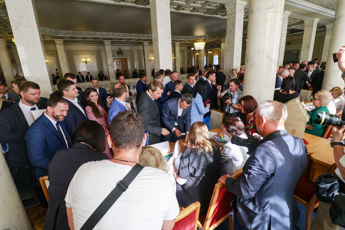 После торжественной части нардепы получили подарочные пакеты 