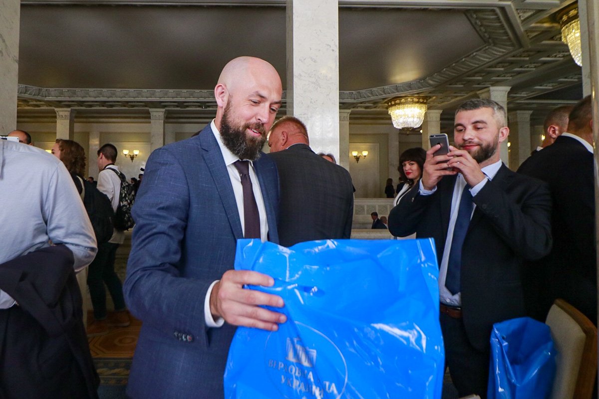 Подарочные наборы депутатам вручили в синих пакетах 