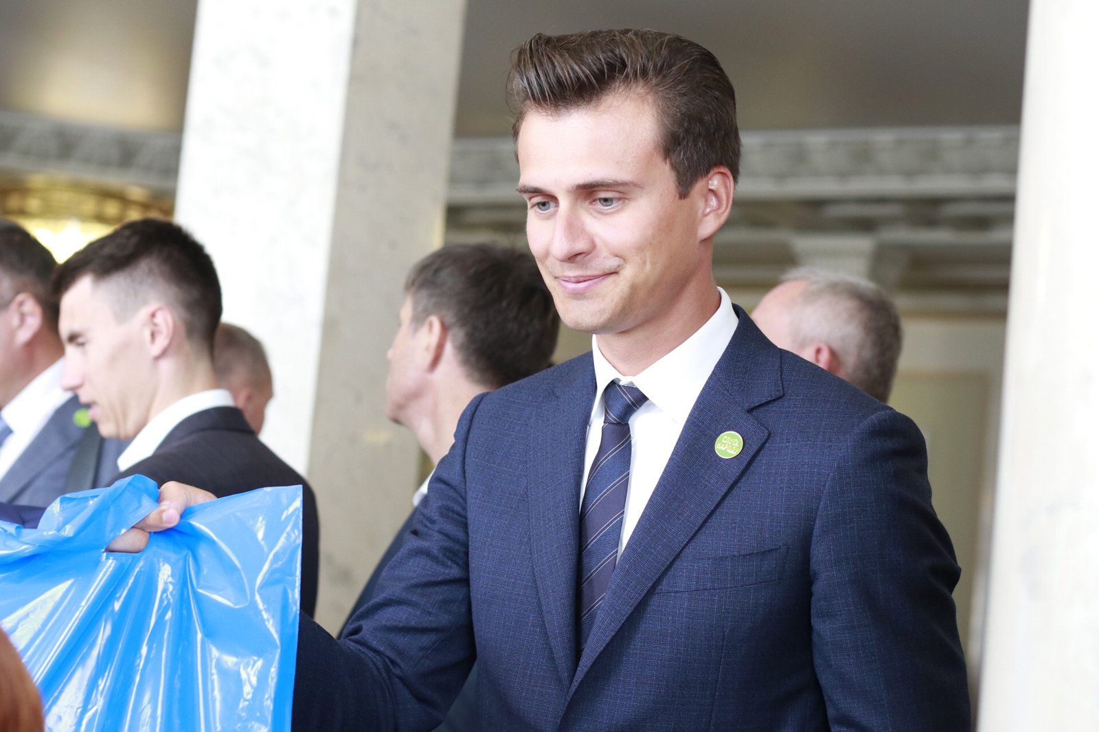 Свой подарочный набор получил и нардеп от партии "Слуга народа" , телеведущий Александр Скичко