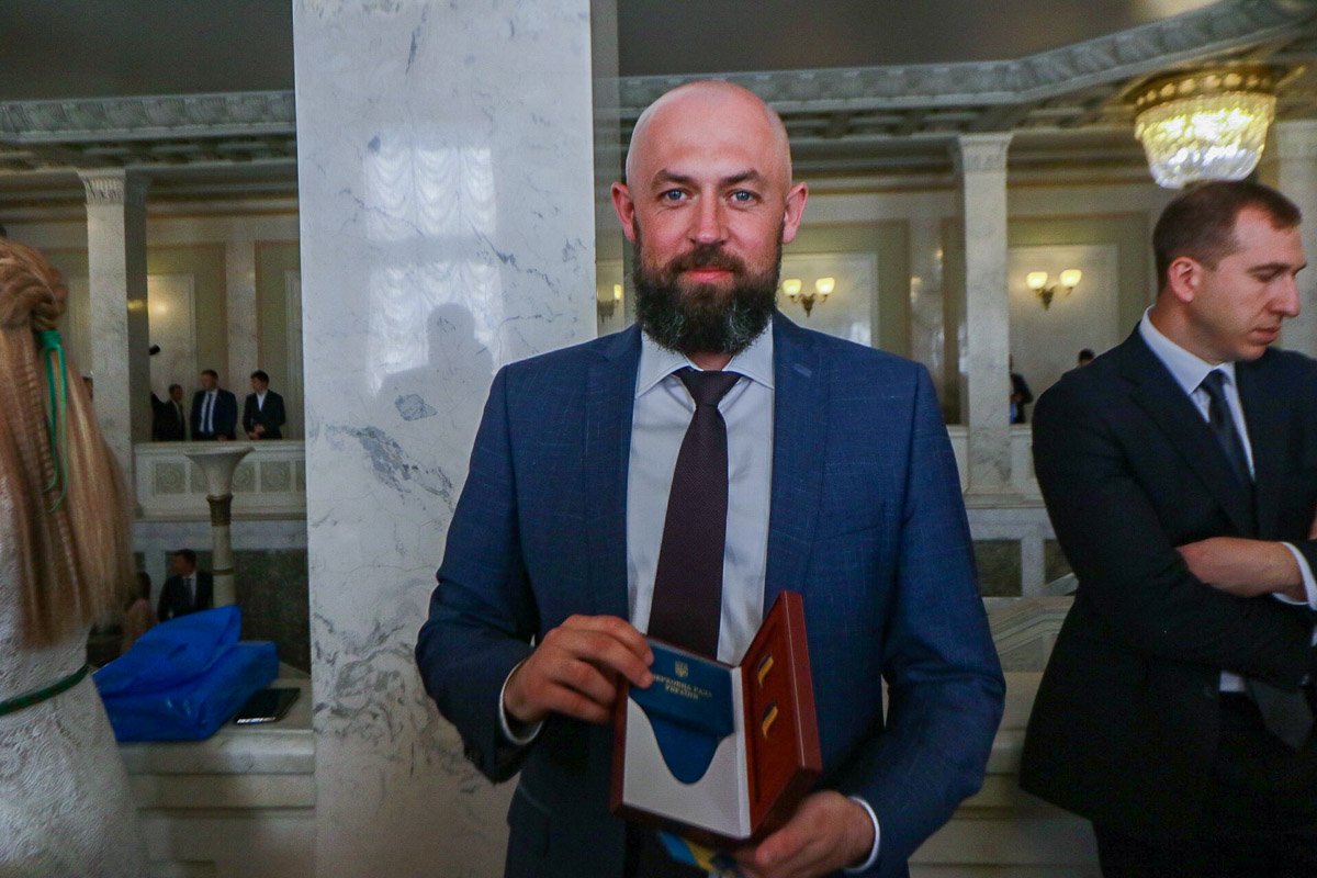 В наборе у каждого были значки, записные книжки, ручка, Конституция Украины, удостоверение и памятка об использовании кнопки для голосования 