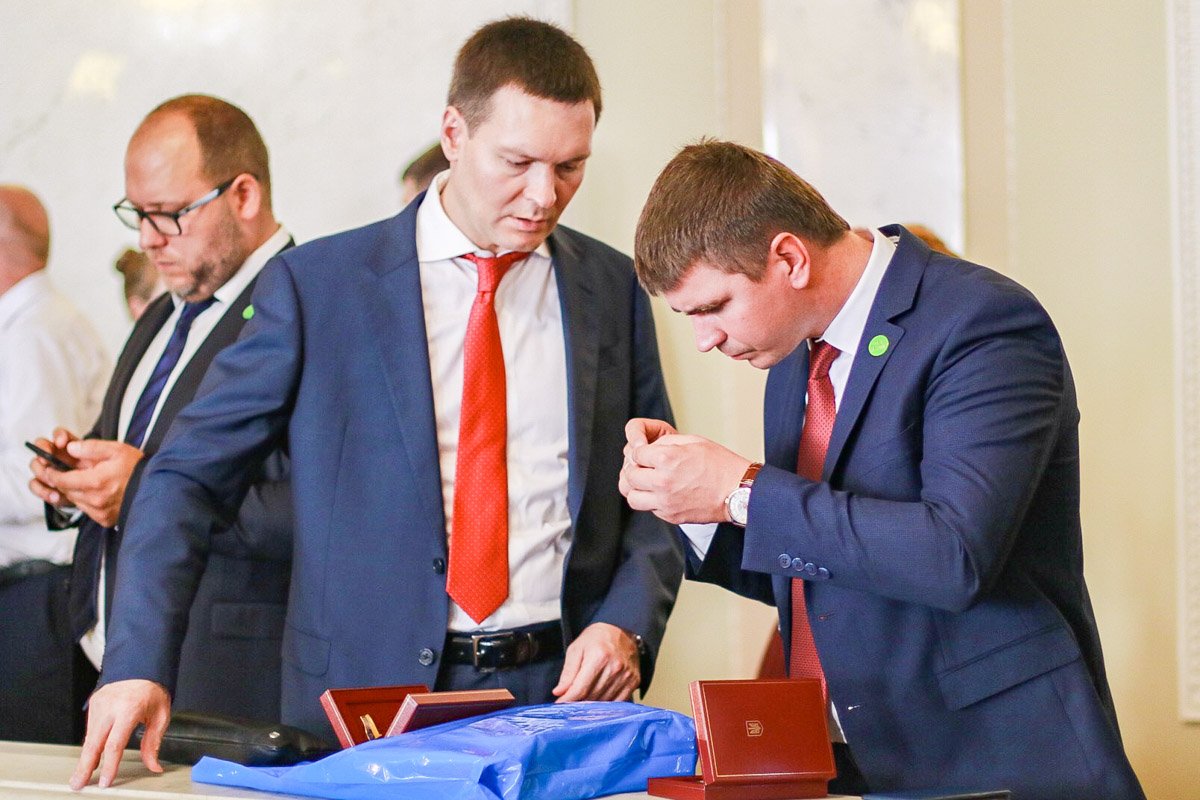 Депутаты делились впечатлениями от подарков и друг с другом, и с представителями СМИ 