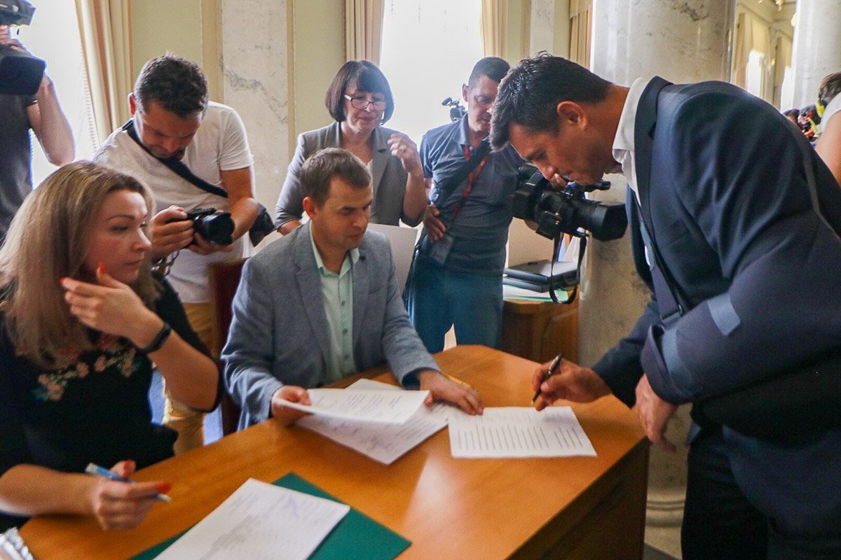 Николай Тищенко подписал присягу, даже не смотря на травму 