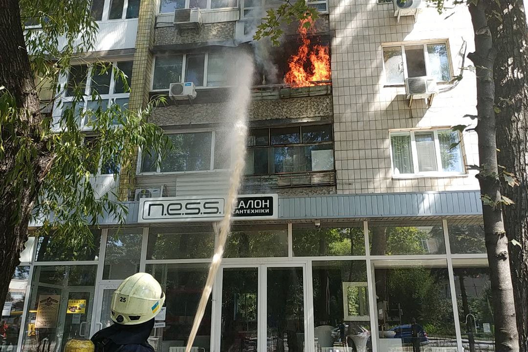 На Кирилловской загорелась квартира в 9-этажном доме 