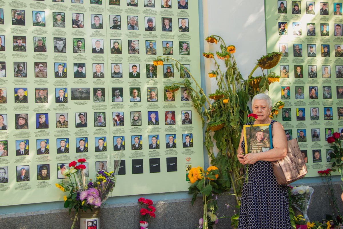 Возле Стены памяти начали собираться родственники погибших солдат и те, кому удалось прорваться через окружение