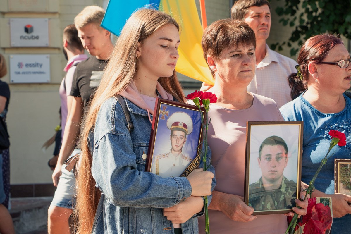Родственники погибших солдат приходили с фотографиями в руках