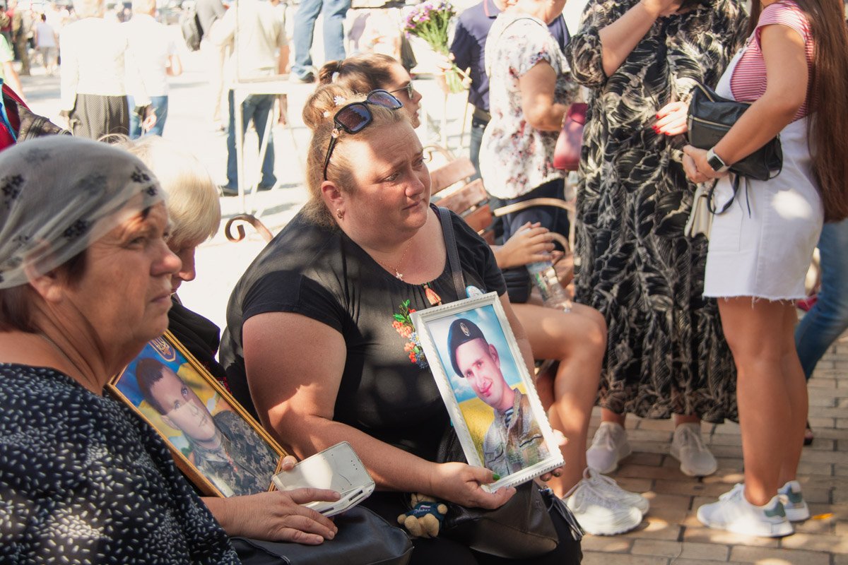 Пришедшие не сдерживали слез