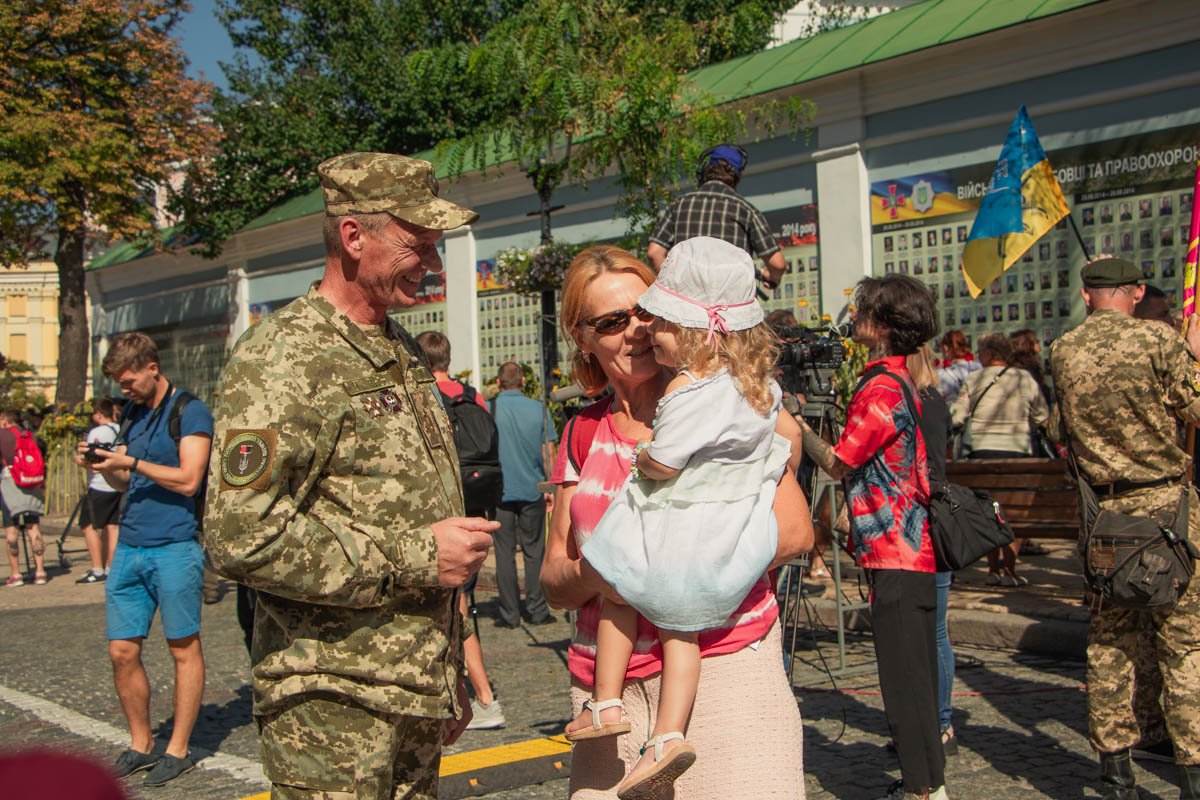 Почтить память погибших пришли военнослужащие, которым удалось прорваться из окружения