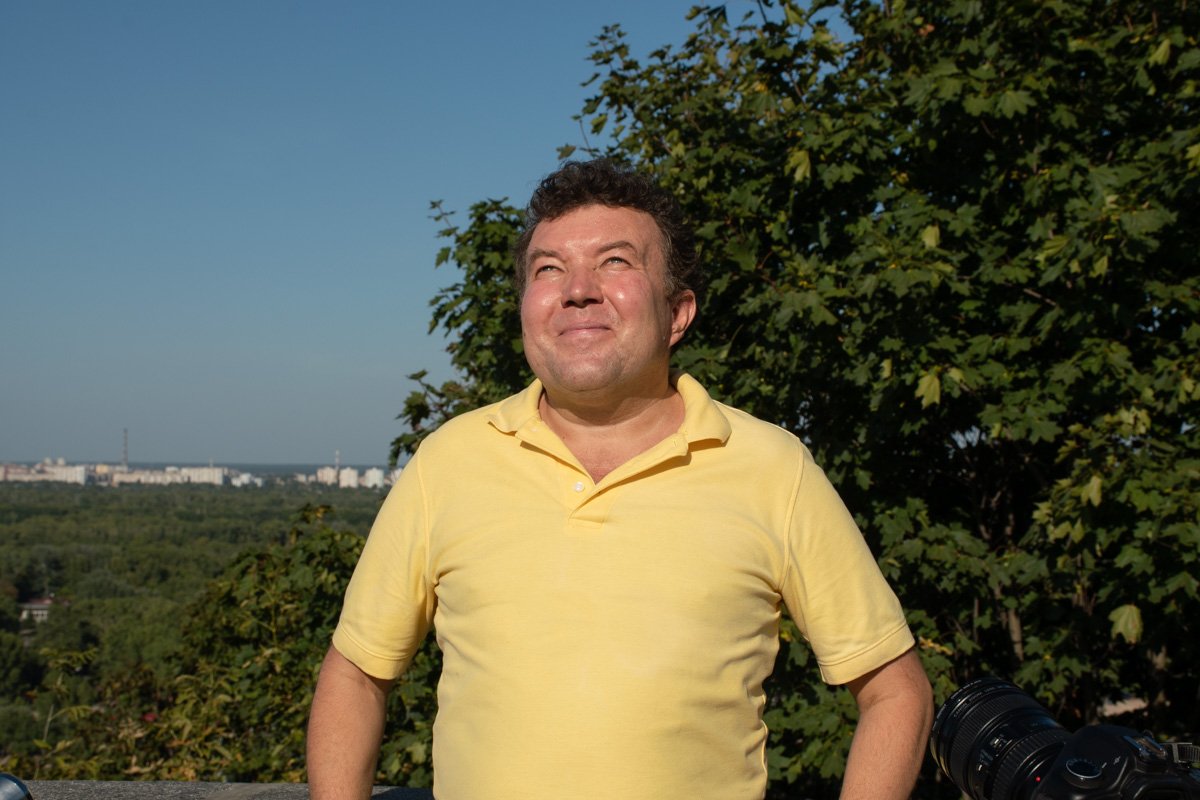 В Киеве на Арке дружбы народов мужчина репетировал новый рекорд Украины, пытаясь непрерывно смотреть на солнце 15 минут