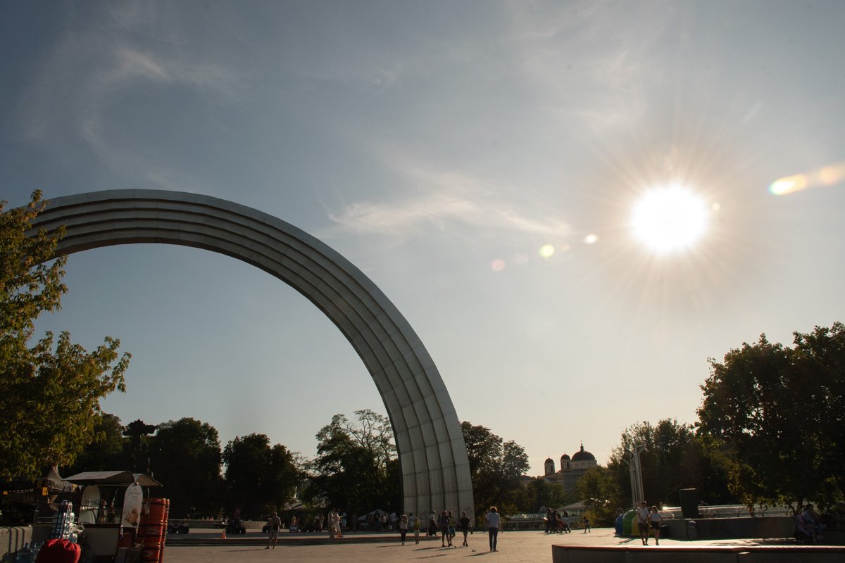 Не смотря на яркое и палящее солнце, Леонид продержался положенное время 
