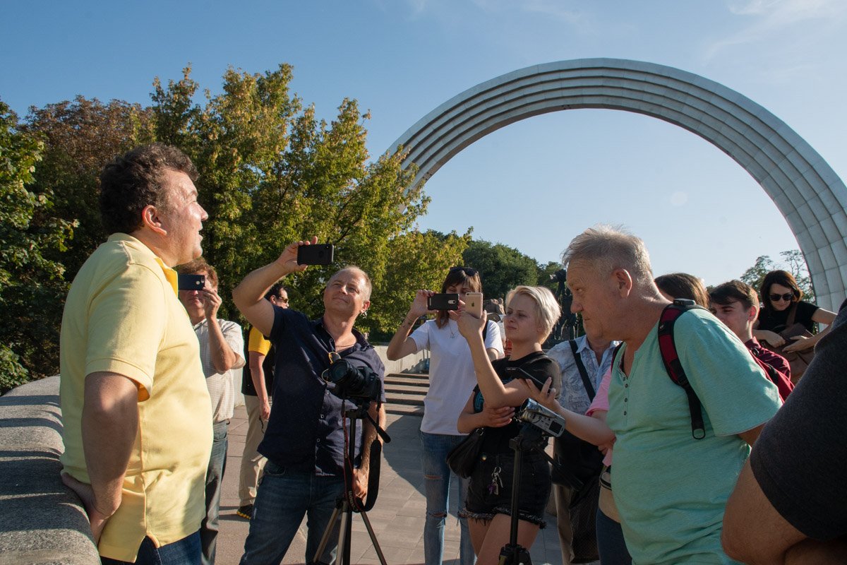 Будущий рекордсмен собрал немало удивленной толпы 