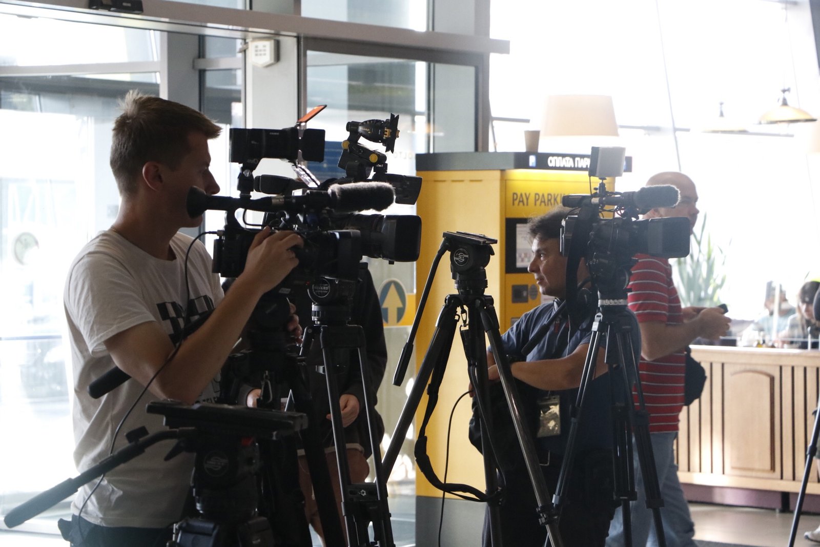 Ранним утром в пятницу, 30 августа, в аэропорту «Жуляны» собрались десятки представителей разных СМИ Ранним утром в пятницу, 30 августа, в аэропорту «Жуляны» собрались десятки представителей разных СМИ