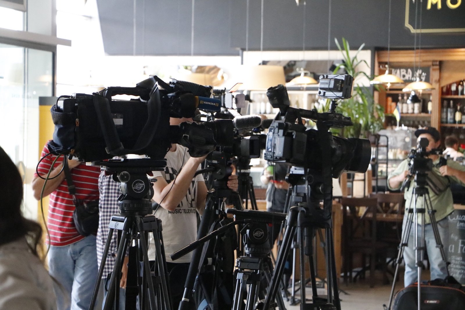 Все они ожидают прибытия в Украину пленных, среди которых режиссер Олег Сенцов и другие Все они ожидают прибытия в Украину пленных, среди которых режиссер Олег Сенцов и другие