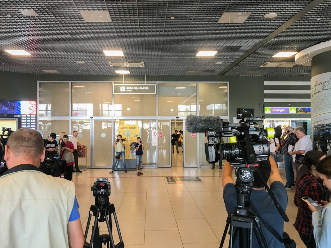 Аэропорт полон журналистов