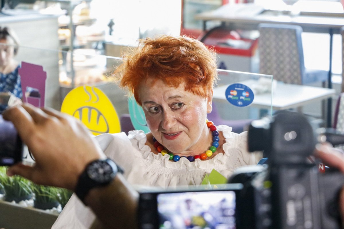 Валентина Андрияш - женщина, которая приехала поддержать пленных и подарить цветы Олегу Сенцову 