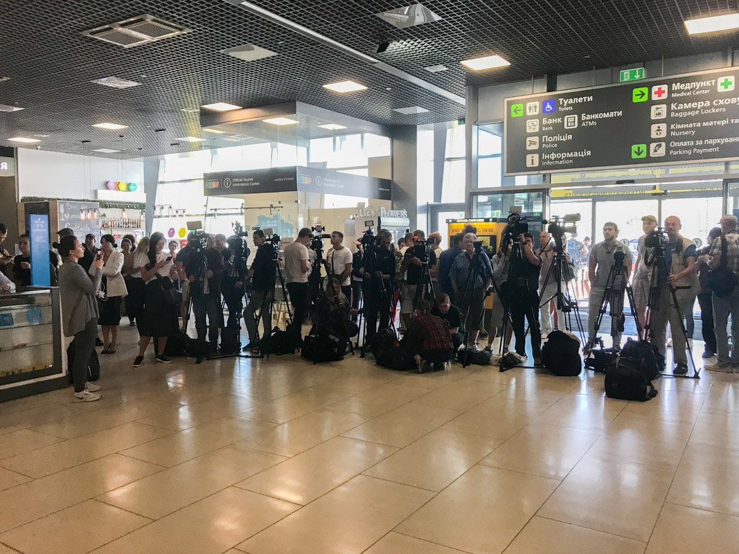 К 12:30 большинство из журналистов уехали К 12:30 большинство из журналистов уехали