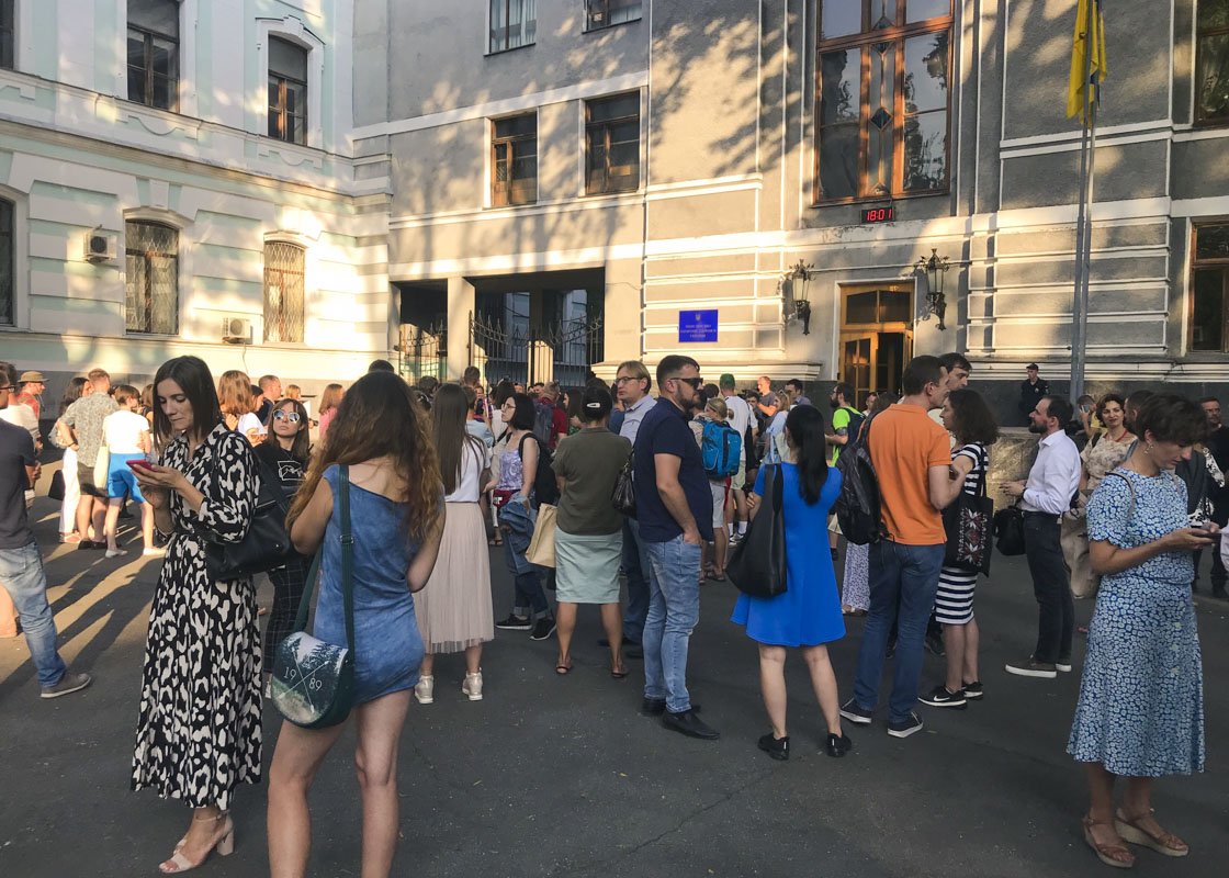 Под здание пришло Министерства здравоохранения Украины более 150 человек Под здание пришло Министерства здравоохранения Украины более 150 человек